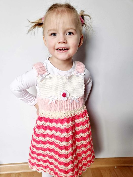 Sukienka robioną na szydełku dla dziewczynki
