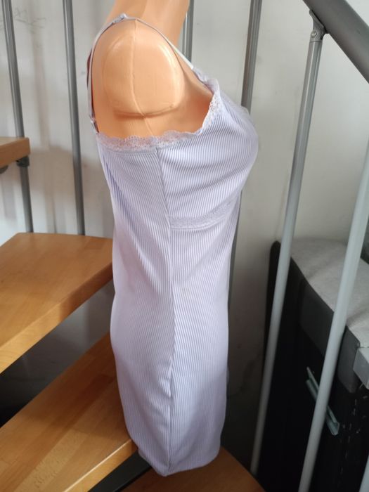 Sukienka na ramiączkach liliowa prążkowany materiał mini elementy koronki halka H&M