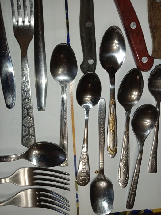 Набор разных столовых приборов