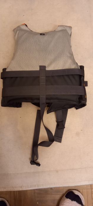 Colete de ajuda à flutuação.