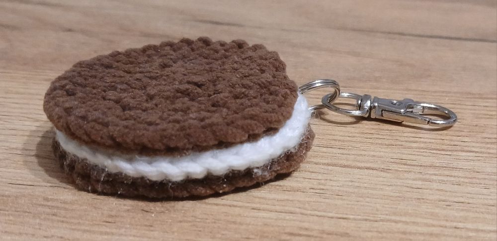 Oreo brelok zrobiony na szydełku