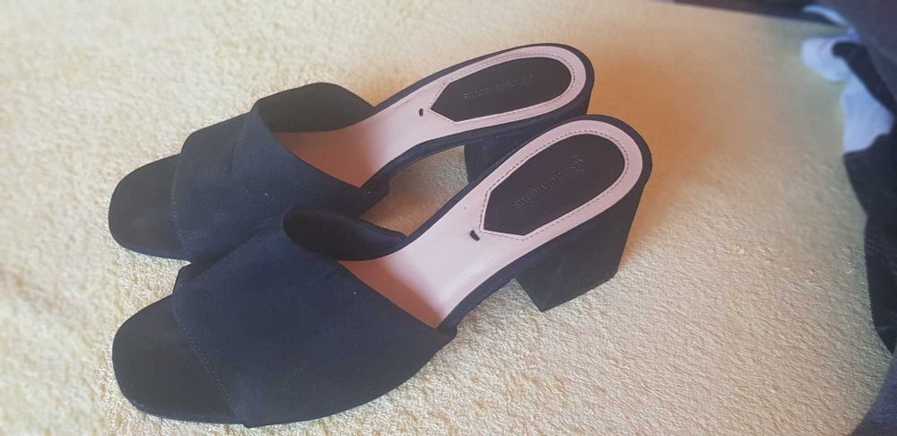 Chinelos de camurça preta