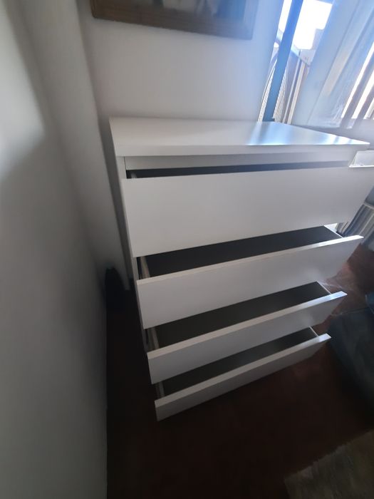 Comoda com 4 gavetas e mesa de madeira