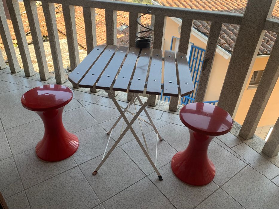 Mesa de varanda com bancos