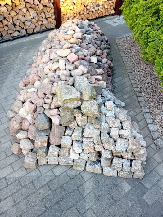 Kamień polny duży, mały, trochę granitu