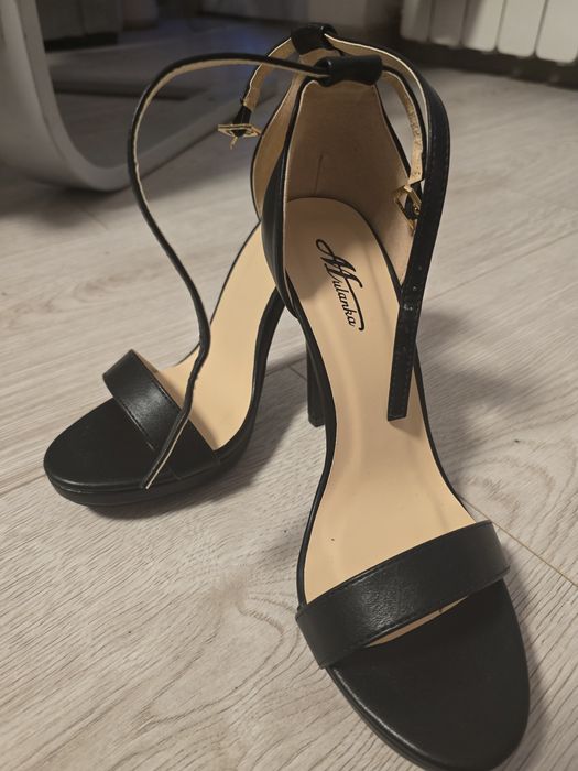 Buty na obcasie czarne rozm. 37