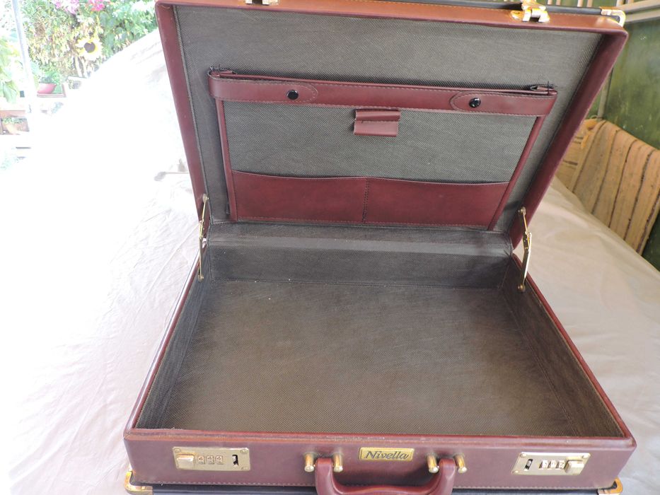 Mala porta documentos  cor de vinho