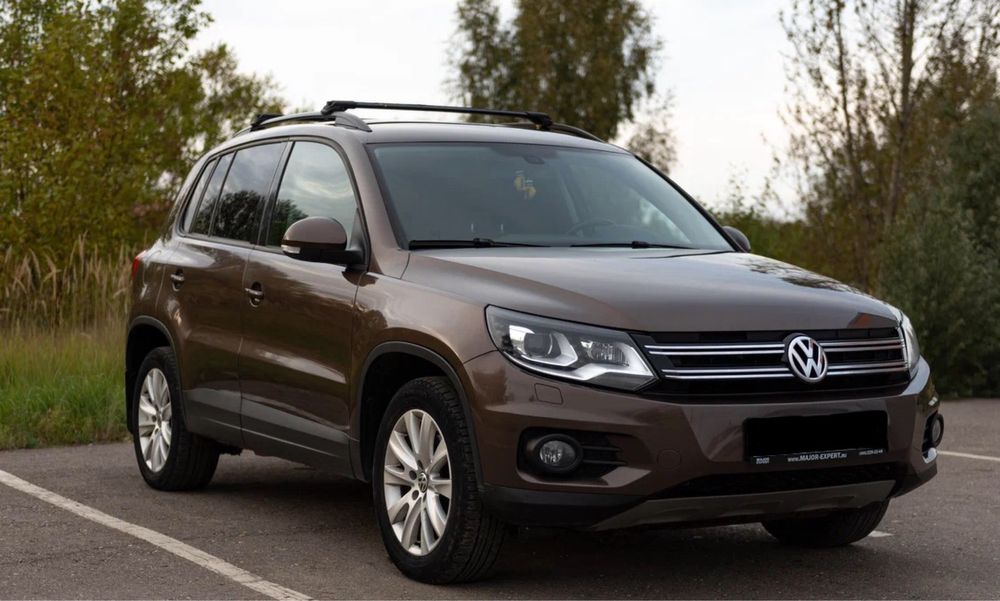 Продам відмінний, економічний та прохідний кросовер на повному приводі Volkswagen Tiguan 2015р.в., 2.0 (140к.с.) дизель, АКПП-6ст. Своєчасне обслуговування. Не потребує вкладень. Багата комплектація Track&Style: оббивка салон алькантара+тканина, бі-ксенонові передні фари, протитуманні фари, задні світлодіодні ліхтарі, датчики світла та дощу, функція управління дальнім світлом (можна рухатися вночі на дальньому світлі, не зліпити зустрічні та попутні машини заднього виду + ​​функція асистент паркування, шкіряний мультируль, круїз-контроль, сенсорний мультимедійний головний пристрій з навігацією та функцією розмови по телефону, 2-х зонний клімат-контроль, підігрів передніх сидінь, безключовий доступ в автомобіль з кнопкою Старт/Стоп, електропривод передпусковий підігрівач, купа приємних дрібниць для поїздок, ящики під передніми сидіннями, столики для задніх пасажирів, додаткові розетки для заряджання гаджетів, підсклянники та пляшки! Відмінний автомобіль для поїздок на далекі відстані та пересування у місті!