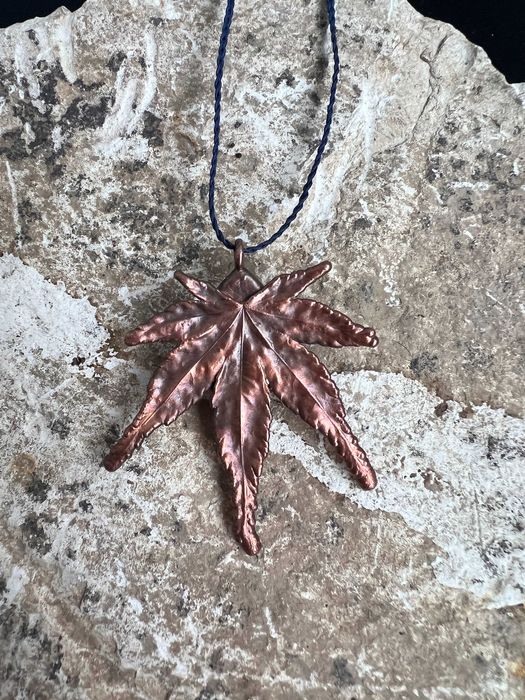 Wisior prawdziwy klon i lapis lazuli zatopiony w miedzi - 6,1 cm