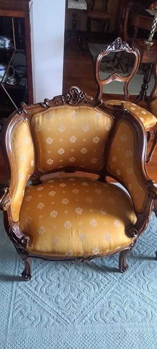 Conjunto sofá, poltronas e cadeiras antigas sem braços.