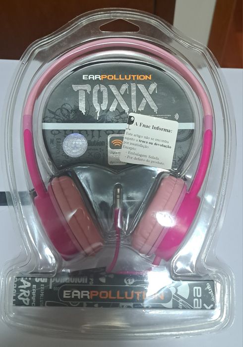 Auscultadores iFrogz EarPollution Toxix são apresentados numa embalagem selada, destacando a sua cor rosa vibrante e design leve..