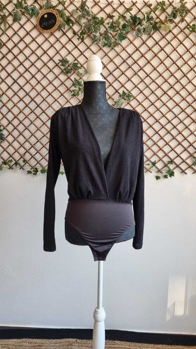 Body preto com brilho discreto - manga comprida - decote em V