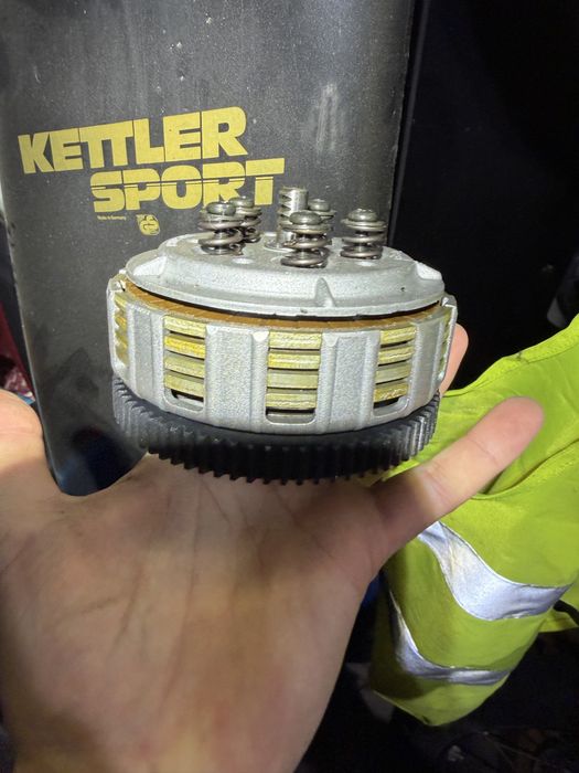 Kosz sprzeglowy komplet derbi