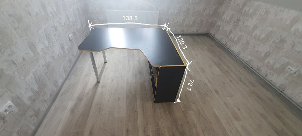 Стол геймерский чёрный 138.5 на 120.3 на 72.7