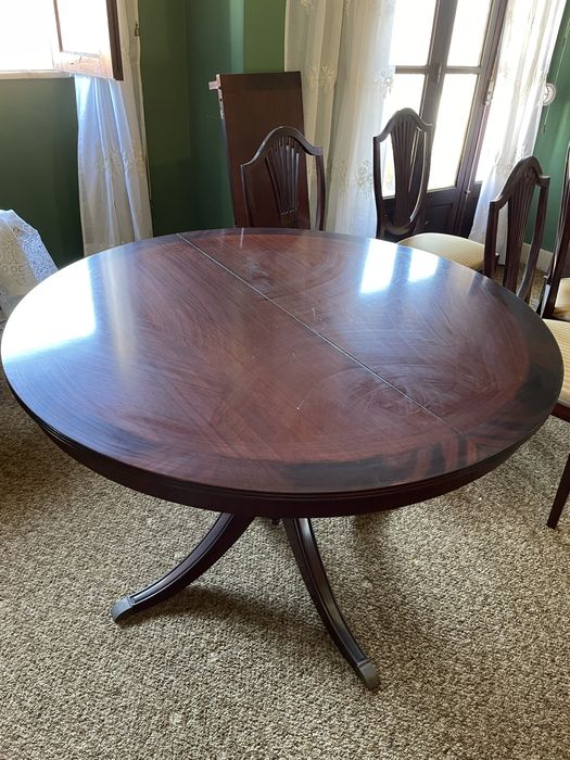 Mesa de sala com cadeiras