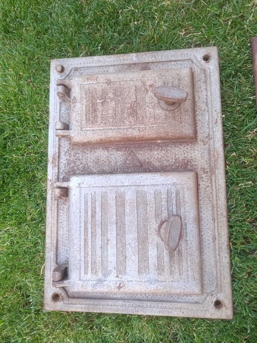 Żelazne drzwiczki do pieca kaflowego