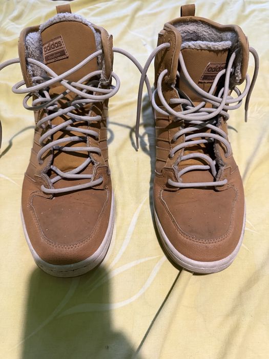 Чоловічі зимові кросівки Adidas Cloudfoam Hoops Winter у коричневому кольорі.