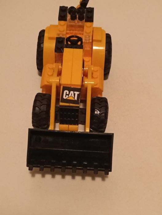 Colecionaveis  Caterpillar e carro da Polícia