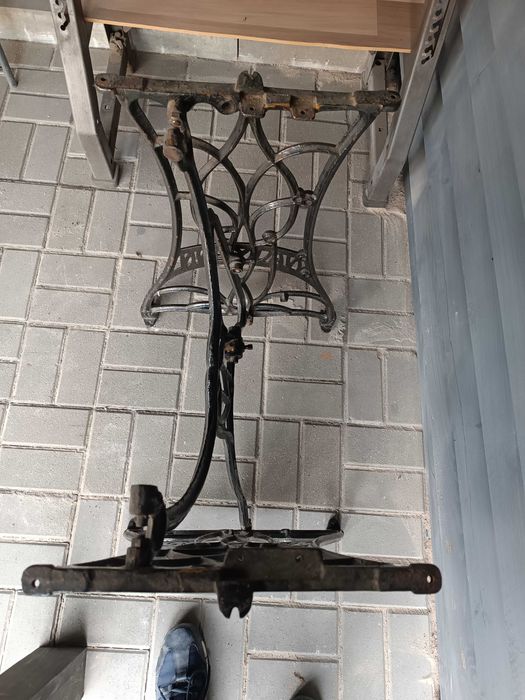 Podstawa ( nogi) starej maszyny krawieckiej