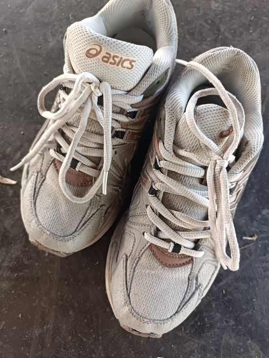 Кроссовки ASICS.