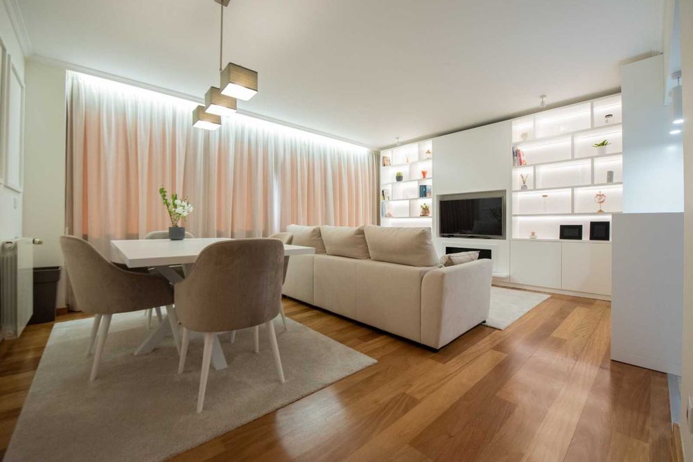 Mesa rectangular elegante, robusta e durável com quatro cadeiras.