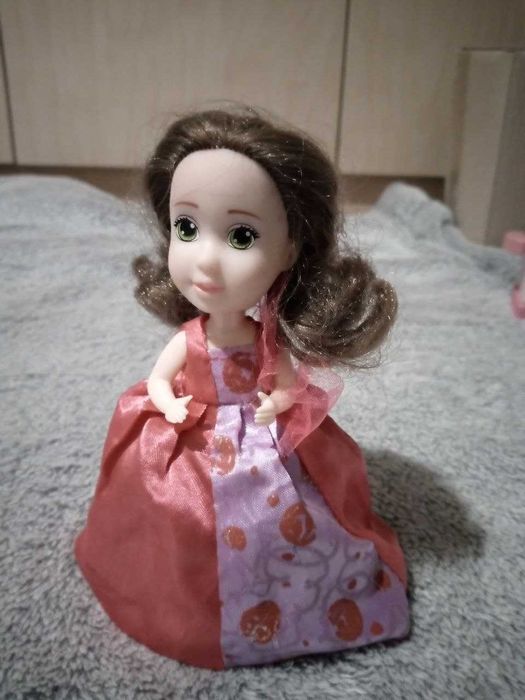 Лялька,що складається в кекс.