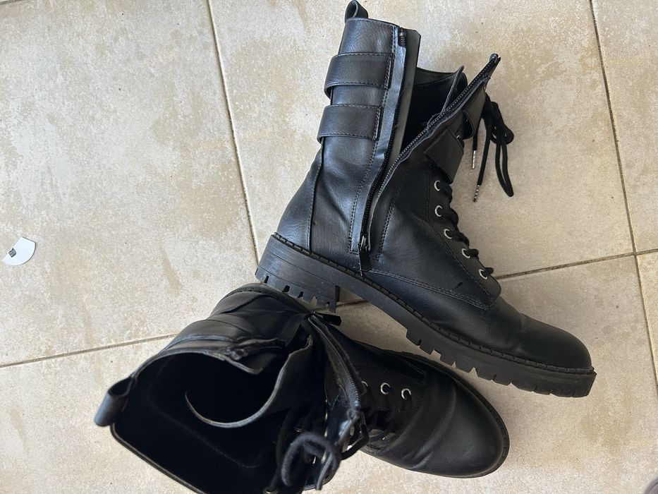 Botas pretas tamanho 39
