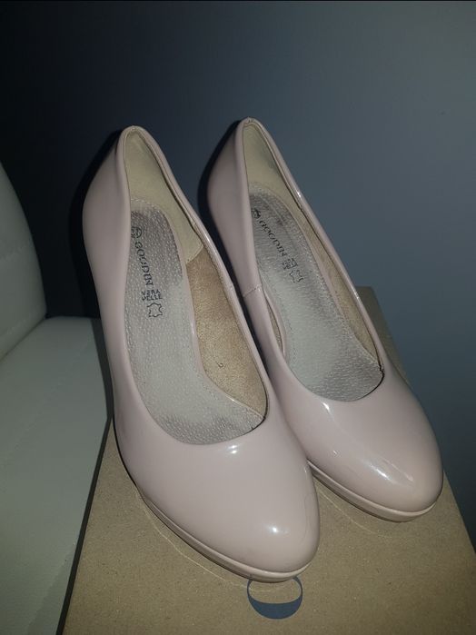 Beżowe lakierowane buty na obcasie