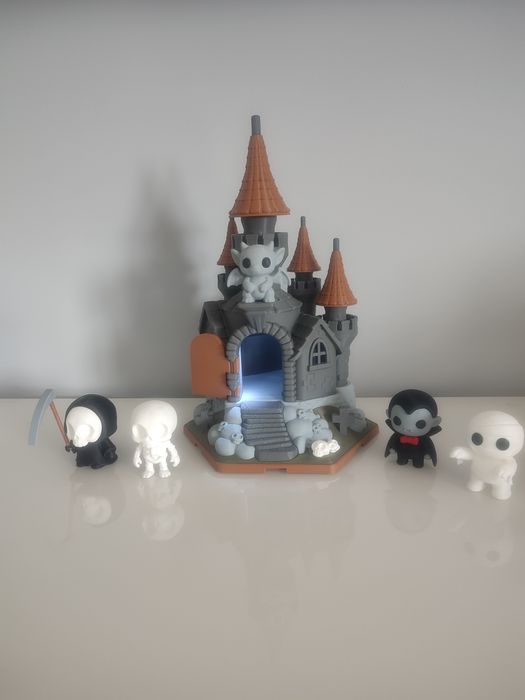 Castelo Assombrado com Figuras de Halloween