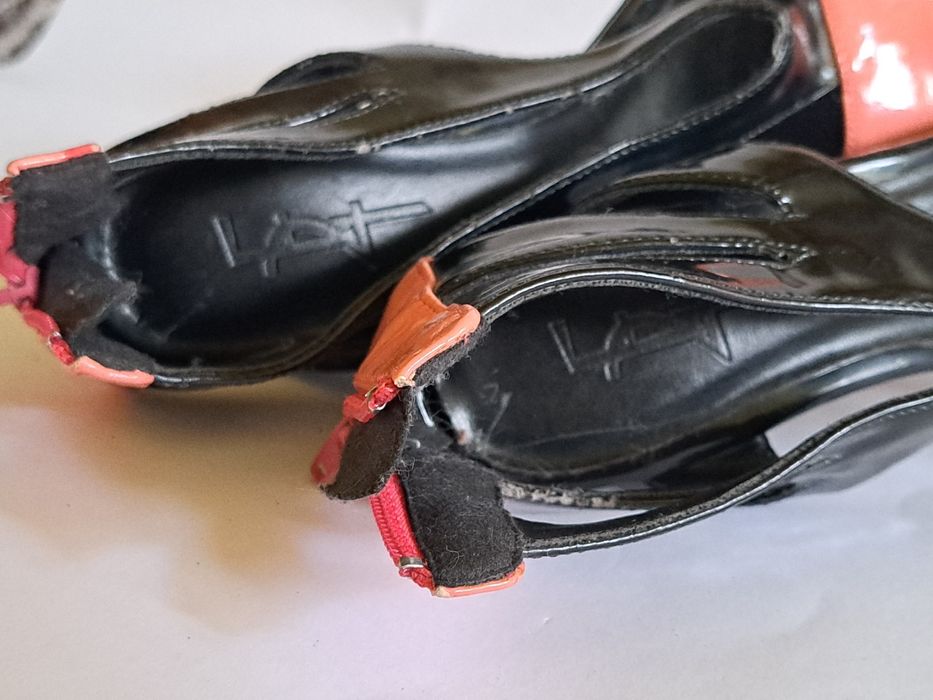 Lakierowane szpilki na platformie r. 38