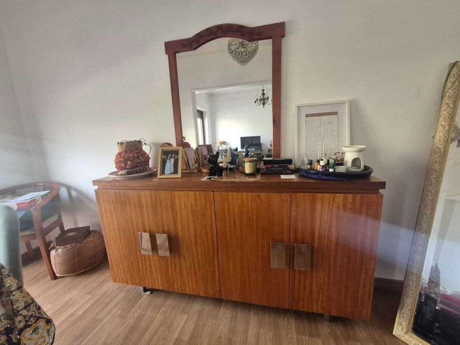 Aparador / Buffet em madeira estilo Mid-Century (+ espelho decorativo)