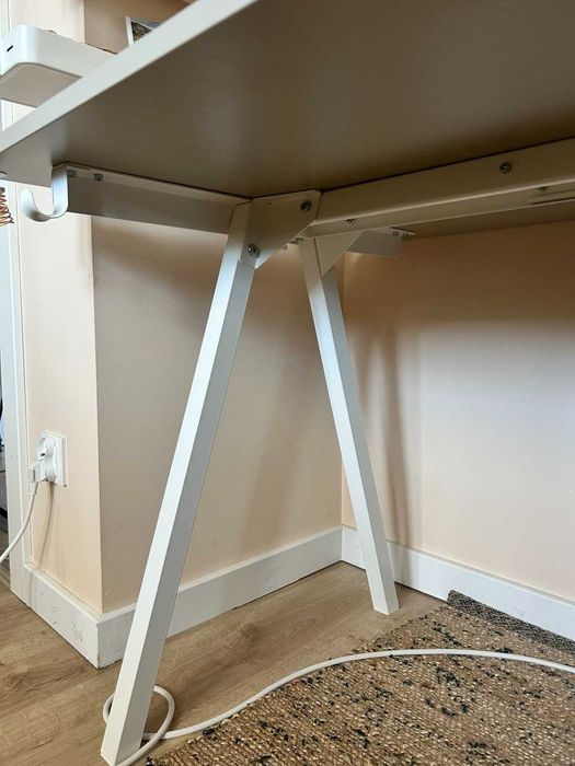 Białe biurko IKEA TROTTEN