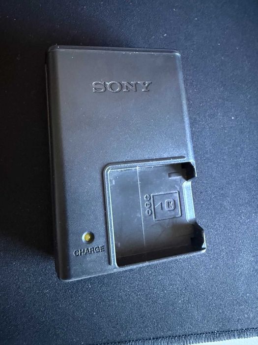 Carregador original Sony modelo BC-CSKA