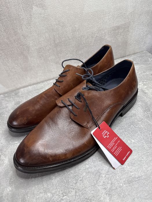 Багато фірменого взуття