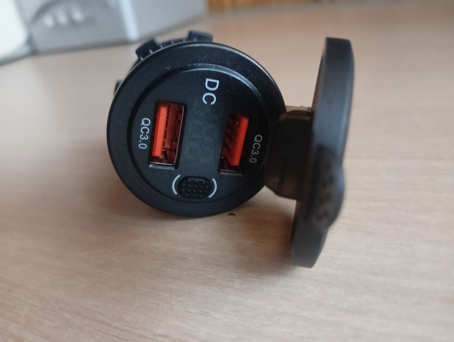 Вмонтована швидка зарядка для авто USB QC3.0. Type C З вольтметром врі
