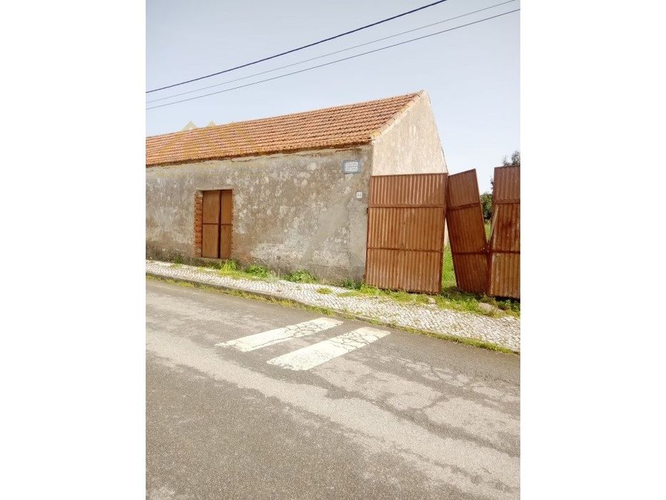 Arrecadações (2 c/ área 60+62 m2) e logradouro - — Moita dos Ferreiros, Lisboa