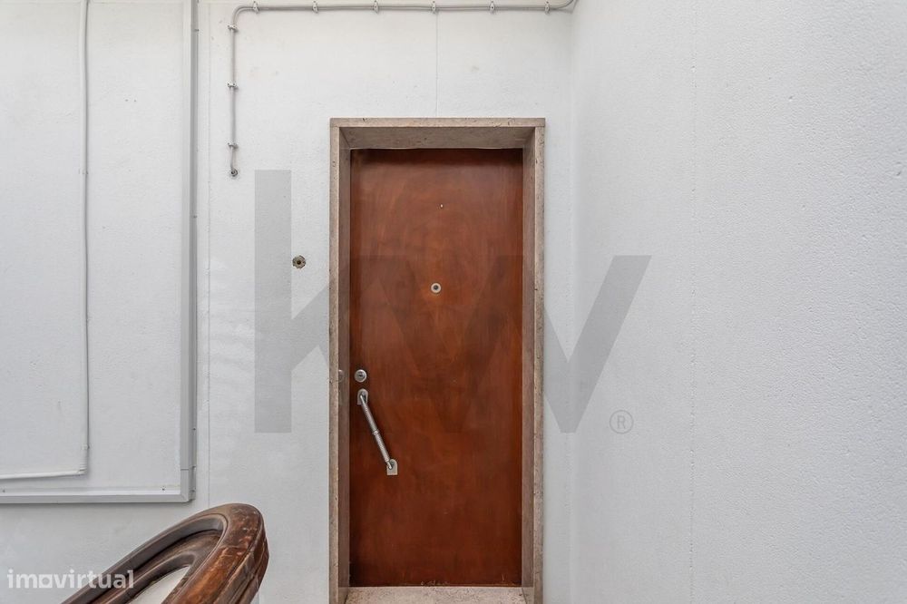 T2 renovado com varanda na Estrela | 2.300€/mês