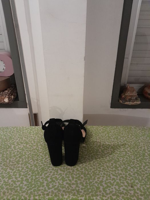 Vendo Sandálias de Senhora PULL&BEAR muito bonitas como novas