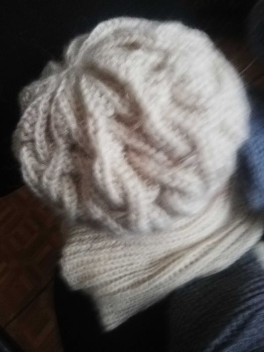 Шапка, берет  вязаный из теплой пряжи