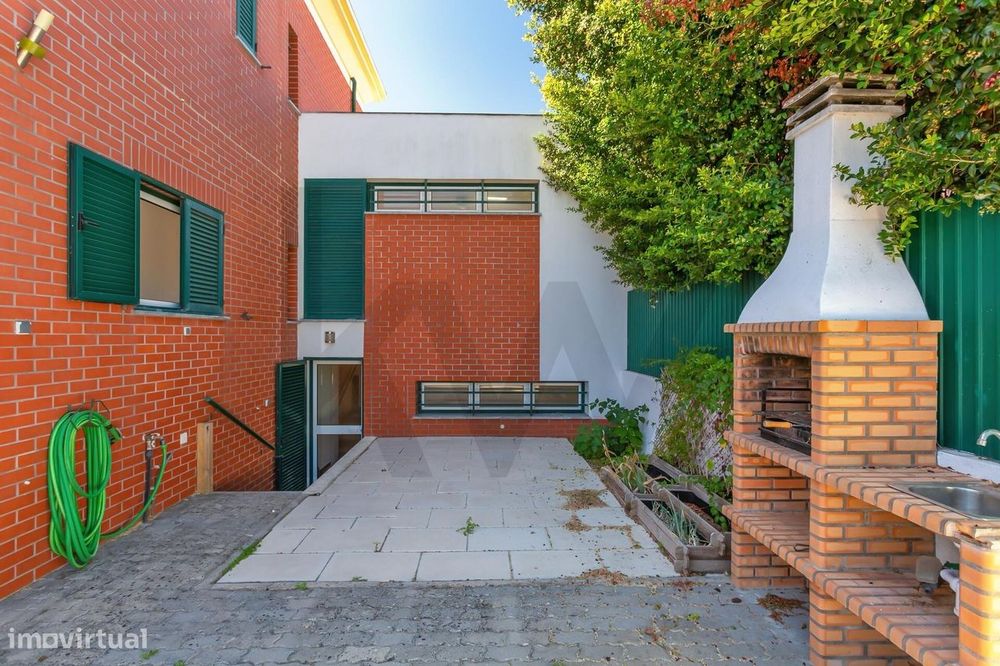 Moradia T4+2 com Jardim e Piscina para Arrendamento, junto ao Oeiras G