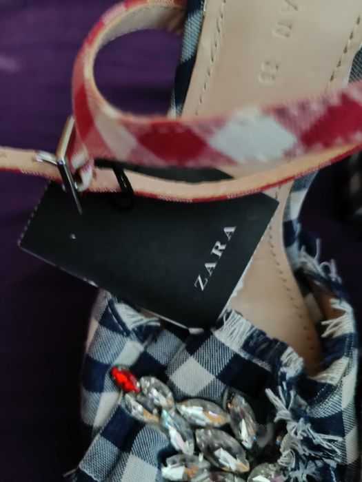 Sandálias com etiqueta da Zara n 38