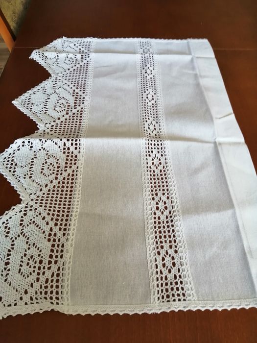 Firanka - zazdrostka z aplikacją szydelkowa