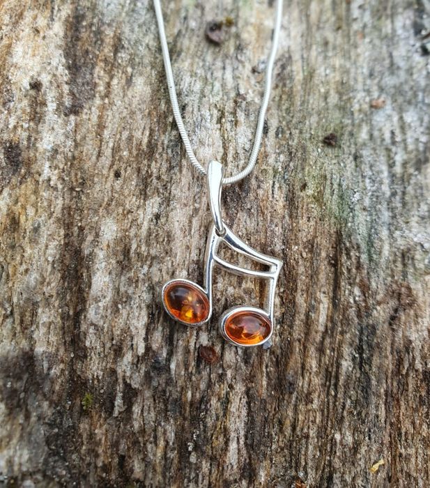 Srebrny wisiorek z bursztynem (nuty)