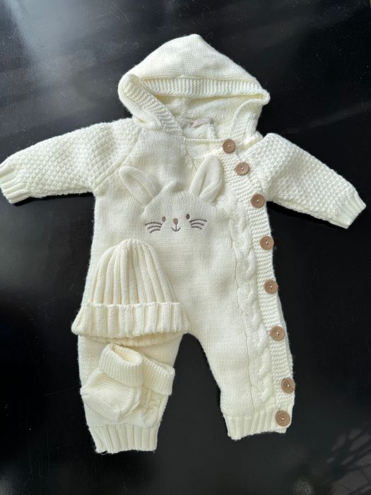 Дитячій комбінезон CARAMINI білий 3-6 міс з шапкою та пінетками