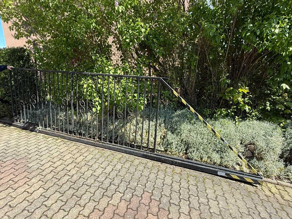 Brama wjazdowa przesuwna – 370cm światło, 520 cm długości