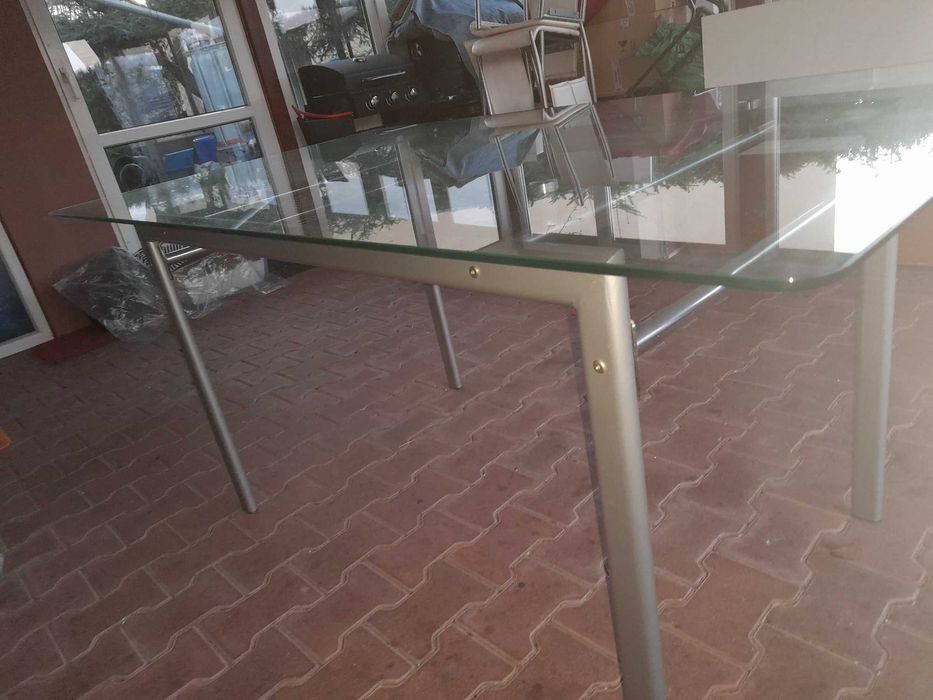 Stół szklany do salonu