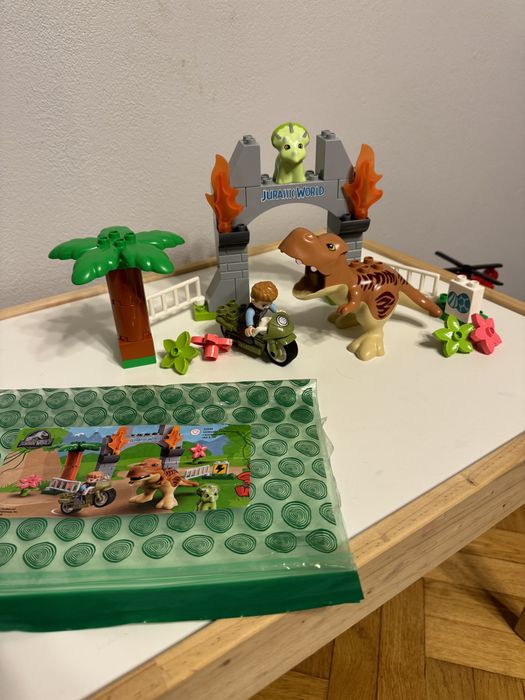 Lego duplo 10939 ucieczka dinozaurów tyranozaura karton