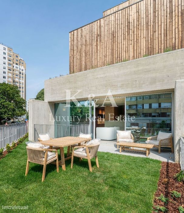 T4+1 Detached House in a New Condominium in Boavista