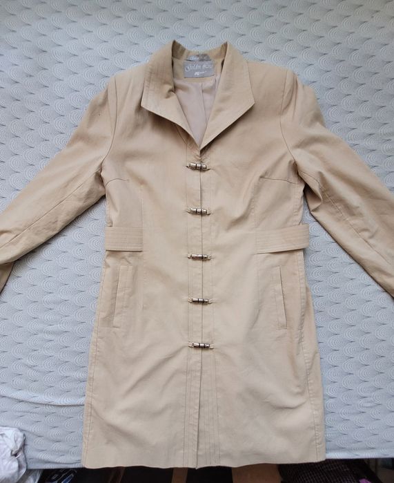 Beżowy płaszcz r. 42