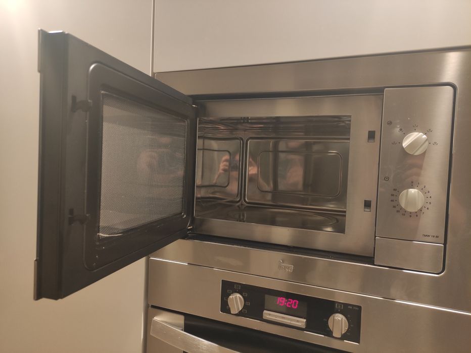 Conjunto forno e microondas TEKA em cinza